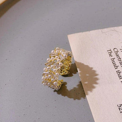 Luxurious Pearl Ring in Gold