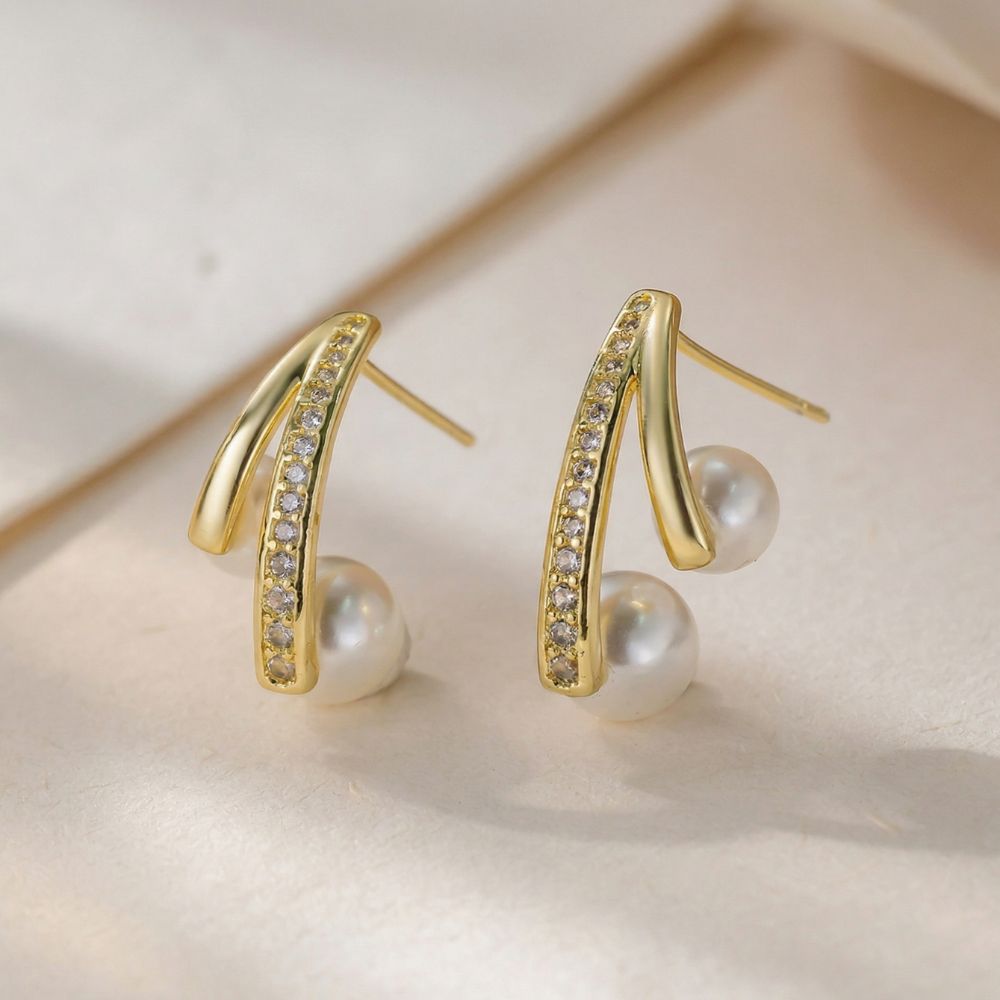 Elegant pointed earrings with pearl and zirconia in gold
